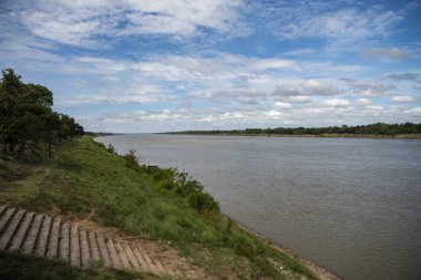 Tayland 'ın Ubon Ratchathani ilindeki Khemarat kasabasındaki Mekong Nehri' nin manzarası. Tayland, Khemmarat, 26 Kasım 2023
