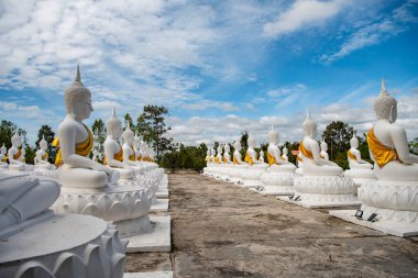 Buda Wat Bung Kee Lek 'te iken Tayland' ın Ubon Ratchathani şehrinde Khemmarat şehrinde. Tayland, Khemmarat, 26 Kasım 2023