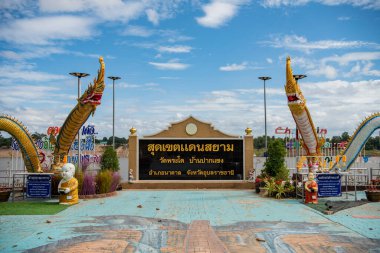 Tayland 'ın Ubon Ratchathani ilindeki Pak Saeng köyü Mekong Nehri üzerindeki Wat Pak Saeng. Tayland, Khemmarat, 26 Kasım 2023