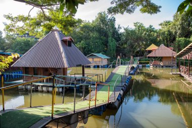 Tayland 'ın Ubon Ratchathani ilindeki Buda Sathan Ratchathani Asoke Köyü. Tayland, Khemmarat, 27 Kasım 2023