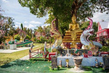 Tayland 'ın Ubon Ratchathani ilindeki Khong Chiam kasabasındaki Two Color River bakış açısındaki Wat Khong Chiam. Tayland, Khong Chiam, 27 Kasım 2023