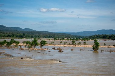 Tayland 'ın Ubon Ratchathani ilindeki Khong Chiam kasabasında Mekong Nehri ve Mun Nehri' nin kesiştiği yer. Tayland, Khong Chiam, 27 Kasım 2023
