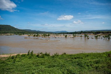 Tayland 'ın Ubon Ratchathani ilindeki Khong Chiam kasabasında Mekong Nehri ve Mun Nehri' nin kesiştiği yer. Tayland, Khong Chiam, 27 Kasım 2023