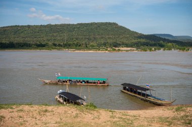 Tayland 'ın Ubon Ratchathani ilindeki Khong Chiam kasabasında Mekong Nehri ve Mun Nehri' nin kesiştiği yer. Tayland, Khong Chiam, 27 Kasım 2023