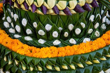 Tayland 'ın Ubon Ratchathani ilindeki Khong Chiam kasabasındaki Loy Krathong Festivali' nde bir Krathong. Tayland, Khong Chiam, 27 Kasım 2023