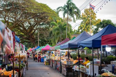 Tayland 'ın Ubon Ratchathani ilindeki Khong Chiam kasabasındaki Loy Krathong Festivali' ndeki markette sokak yemeği dükkanları. Tayland, Khong Chiam, 27 Kasım 2023