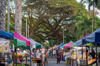 Tayland 'ın Ubon Ratchathani ilindeki Khong Chiam kasabasındaki Loy Krathong Festivali' ndeki markette sokak yemeği dükkanları. Tayland, Khong Chiam, 27 Kasım 2023