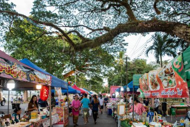 Tayland 'ın Ubon Ratchathani ilindeki Khong Chiam kasabasındaki Loy Krathong Festivali' ndeki markette sokak yemeği dükkanları. Tayland, Khong Chiam, 27 Kasım 2023