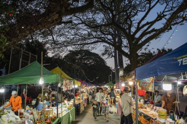 Tayland 'ın Ubon Ratchathani ilindeki Khong Chiam kasabasındaki Loy Krathong Festivali' ndeki markette sokak yemeği dükkanları. Tayland, Khong Chiam, 27 Kasım 2023