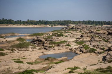 Tayland 'ın Ubon Ratchathani ilinin Mekong Nehri' ndeki Ban Non Tan Köyü 'nde Hat Chom Dao veya Kaeng Chom Dao. Tayland, Khong Chiam, 28 Kasım 2023