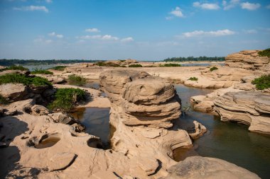 Tayland 'ın Ubon Ratchathani ilinin Mekong Nehri' ndeki Ban Non Tan Köyü 'nde Hat Chom Dao veya Kaeng Chom Dao. Tayland, Khong Chiam, 28 Kasım 2023