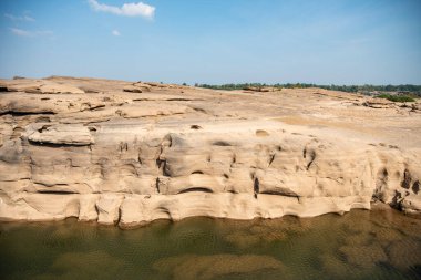 Tayland 'ın Ubon Ratchathani ilinin Mekong Nehri' ndeki Ban Non Tan Köyü 'nde Hat Chom Dao veya Kaeng Chom Dao. Tayland, Khong Chiam, 28 Kasım 2023