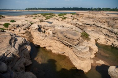 Tayland 'ın Ubon Ratchathani ilinin Mekong Nehri' ndeki Ban Non Tan Köyü 'nde Hat Chom Dao veya Kaeng Chom Dao. Tayland, Khong Chiam, 28 Kasım 2023