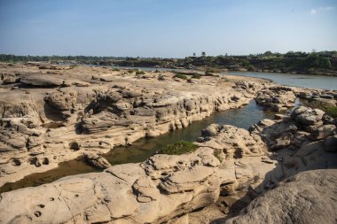 Tayland 'ın Ubon Ratchathani ilinin Mekong Nehri' ndeki Ban Non Tan Köyü 'nde Hat Chom Dao veya Kaeng Chom Dao. Tayland, Khong Chiam, 28 Kasım 2023