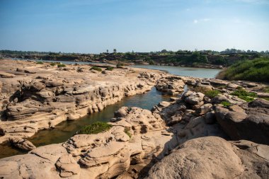 Tayland 'ın Ubon Ratchathani ilinin Mekong Nehri' ndeki Ban Non Tan Köyü 'nde Hat Chom Dao veya Kaeng Chom Dao. Tayland, Khong Chiam, 28 Kasım 2023