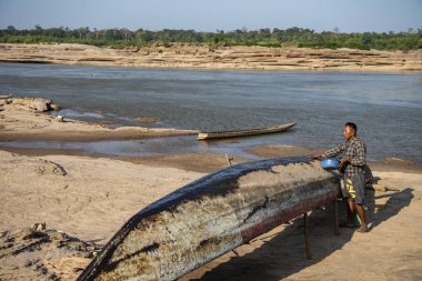 Tayland 'ın Ubon Ratchathani eyaletinin Mekong Nehri' ndeki Ban Song Khon Köyü 'ndeki Kaeng Sam Phan Bok Kanyonu' nda tur teknesi. Tayland, Khong Chiam, 28 Kasım 2023