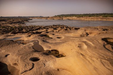 Kaeng Sam Phan Bok Kanyonu Tayland 'ın Ubon Ratchathani eyaletinin Mekong Nehri' ndeki Ban Song Khon Köyü 'nde. Tayland, Khong Chiam, 28 Kasım 2023