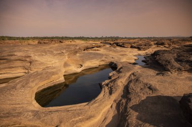 Kaeng Sam Phan Bok Kanyonu Tayland 'ın Ubon Ratchathani eyaletinin Mekong Nehri' ndeki Ban Song Khon Köyü 'nde. Tayland, Khong Chiam, 28 Kasım 2023