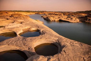 Kaeng Sam Phan Bok Kanyonu Tayland 'ın Ubon Ratchathani eyaletinin Mekong Nehri' ndeki Ban Song Khon Köyü 'nde. Tayland, Khong Chiam, 28 Kasım 2023