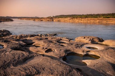 Kaeng Sam Phan Bok Kanyonu Tayland 'ın Ubon Ratchathani eyaletinin Mekong Nehri' ndeki Ban Song Khon Köyü 'nde. Tayland, Khong Chiam, 28 Kasım 2023