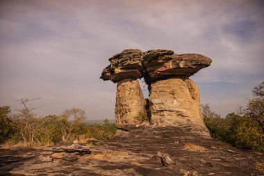 Sao Chaliang Yai Dev Kaya Sütunu Tayland 'ın Ubon Ratchathani ilindeki Pho Sai köyünde. Tayland, Khong Chiam, 29 Kasım 2023