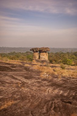 Sao Chaliang Yai Dev Kaya Sütunu Tayland 'ın Ubon Ratchathani ilindeki Pho Sai köyünde. Tayland, Khong Chiam, 29 Kasım 2023