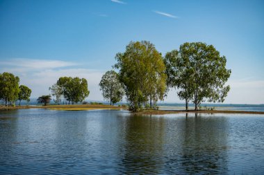 Tayland 'ın Ubon Ratchathani ilindeki Khong Chiam kasabası yakınlarındaki Sirindhorn Barajı' nda doğa. Tayland, Ubon Ratchathani, Kasım 29, 2023