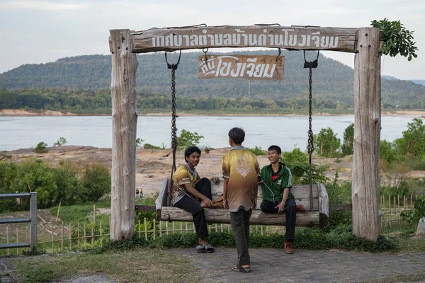 Young Thai Men Mekong River Town Khong Chiam Province Ubon — Stock Photo, Image