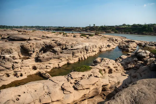 Tayland 'ın Ubon Ratchathani ilinin Mekong Nehri' ndeki Ban Non Tan Köyü 'nde Hat Chom Dao veya Kaeng Chom Dao. Tayland, Khong Chiam, 28 Kasım 2023