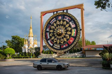 Tayland 'ın Ubon Ratchathani ilindeki Khong Chiam kasabasındaki Wat Tham Khuha Sawan' daki dev gong. Tayland, Khong Chiam, 30 Kasım 2023