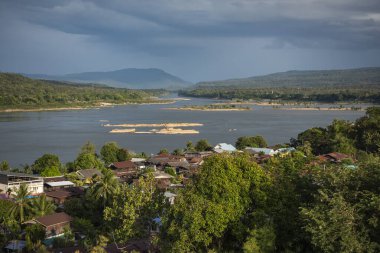 Tayland 'ın Ubon Ratchathani ilindeki Khong Chiam kasabasındaki İki Renkli Nehir manzarası. Tayland, Khong Chiam, 30 Kasım 2023