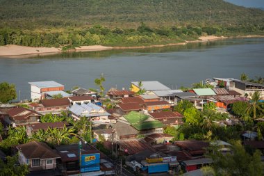 Tayland 'ın Ubon Ratchathani ilindeki Khong Chiam kasabasındaki İki Renkli Nehir manzarası. Tayland, Khong Chiam, 30 Kasım 2023