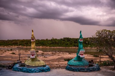 Tayland 'ın Ubon Ratchathani ilindeki Khong Chiam kasabası yakınlarındaki Mun Nehri' ndeki bir tapınakta Naga figürleri görülüyor. Tayland, Ubon Ratchathani, 30 Kasım 2023