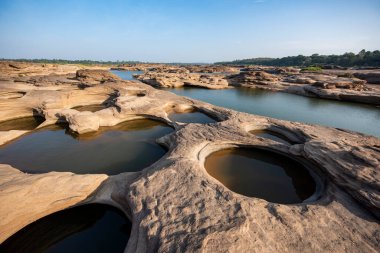 Kaeng Sam Phan Bok Kanyonu Tayland 'ın Ubon Ratchathani eyaletinin Mekong Nehri' ndeki Ban Song Khon Köyü 'nde. Tayland, Khong Chiam, 28 Kasım 2023