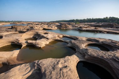 Kaeng Sam Phan Bok Kanyonu Tayland 'ın Ubon Ratchathani eyaletinin Mekong Nehri' ndeki Ban Song Khon Köyü 'nde. Tayland, Khong Chiam, 28 Kasım 2023