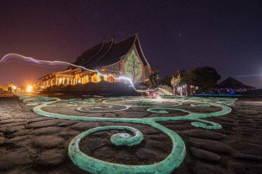 Wat Sirindhorn Wararam Phu Prao Tapınağı Tayland 'ın Ubon Ratchathani ilindeki Khong Chiam kasabası yakınlarında. Tayland, Ubon Ratchathani, 30 Kasım 2023