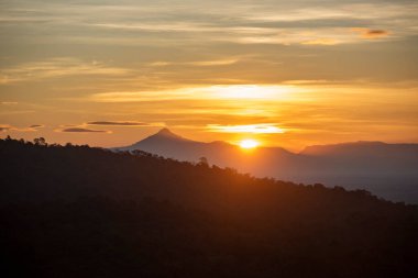 Tayland 'ın Ubon Ratchathani ilindeki Wat Sirindhorn Wararam Phu Prao Tapınağı' ndan gün doğumu görüntüsü. Tayland, Ubon Ratchathani, 30 Kasım 2023