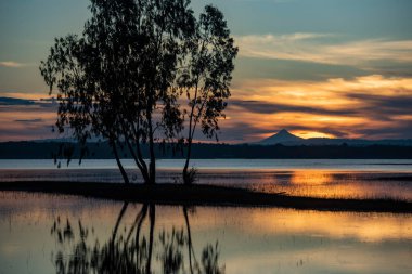 Tayland 'ın Ubon Ratchathani ilindeki Khong Chiam kasabası yakınlarındaki Sirindhorn Barajı' nda gün doğumu. Tayland, Khong Chiam, 1 Aralık 2023