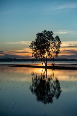 Tayland 'ın Ubon Ratchathani ilindeki Khong Chiam kasabası yakınlarındaki Sirindhorn Barajı' nda gün doğumu. Tayland, Khong Chiam, 1 Aralık 2023