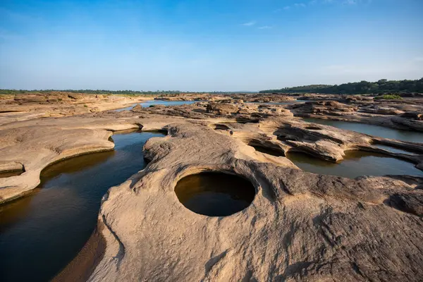Kaeng Sam Phan Bok Kanyonu Tayland 'ın Ubon Ratchathani eyaletinin Mekong Nehri' ndeki Ban Song Khon Köyü 'nde. Tayland, Khong Chiam, 28 Kasım 2023