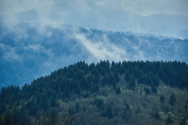 Bulutlu gökyüzü ile görkemli dağlar