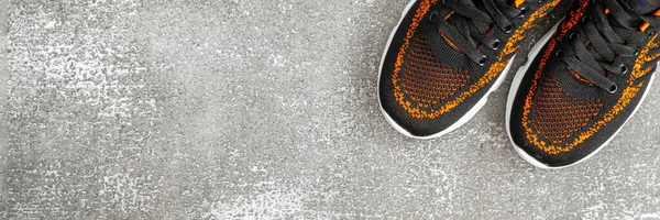 Par Nya Svarta Sneakers Grå Bakgrund Begreppet Idrott Fitness Hälsosam — Stockfoto