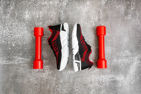 Bir Çift Yeni Siyah Spor Ayakkabı Gri Arka Planda Kırmızı — Stok fotoğraf