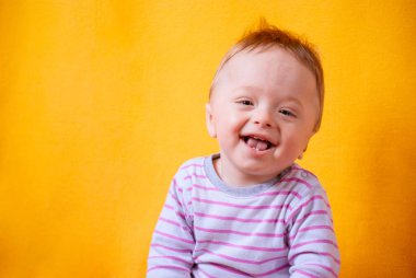 Bir yaşında altında mutlu bir çocuk portresi