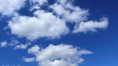 Zaman kavramı parlak mavi gökyüzü ile uçan beyaz bulutlar