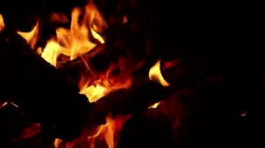 Yanan kamp ateşi, yakın çekim, yürüyüş akşamı