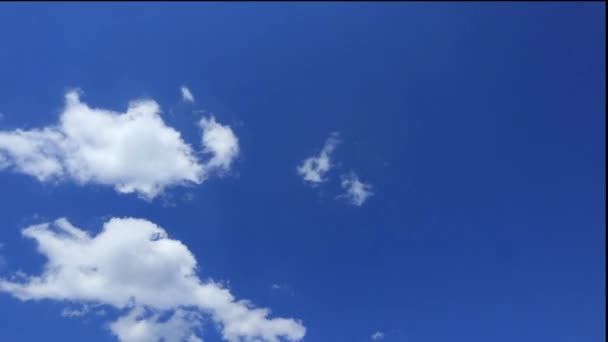 Timelapse cielo azul brillante con nubes blancas voladoras — Vídeos de Stock