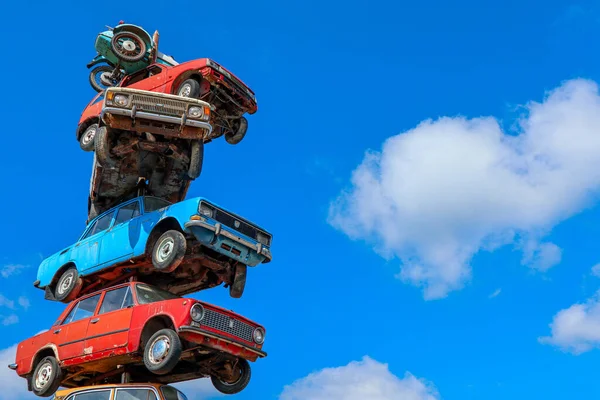 La pila de los coches viejos contra el cielo azul — Foto de Stock