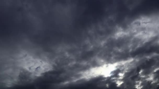 Lapso de tiempo cielo dramático con nubes oscuras voladoras — Vídeos de Stock