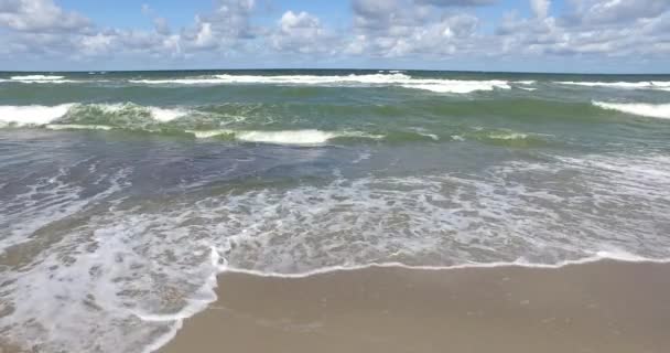 Vagues de surf sur la mer Baltique